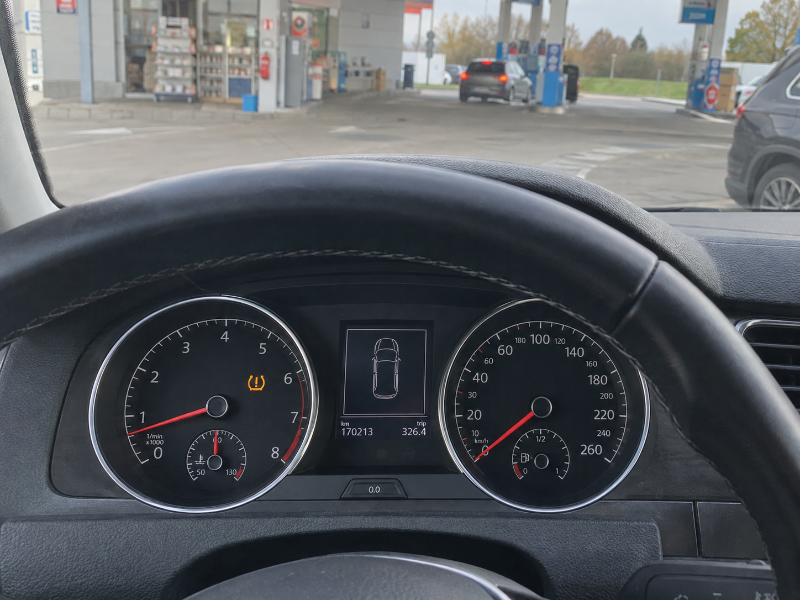 Svítí kontrolka tlaku v pneumatikách TPMS: Co znamená, jak ji zhasnout a kdy může být problém vážný